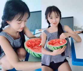 儿童拍照吃瓜,小拍客的吃瓜瞬间